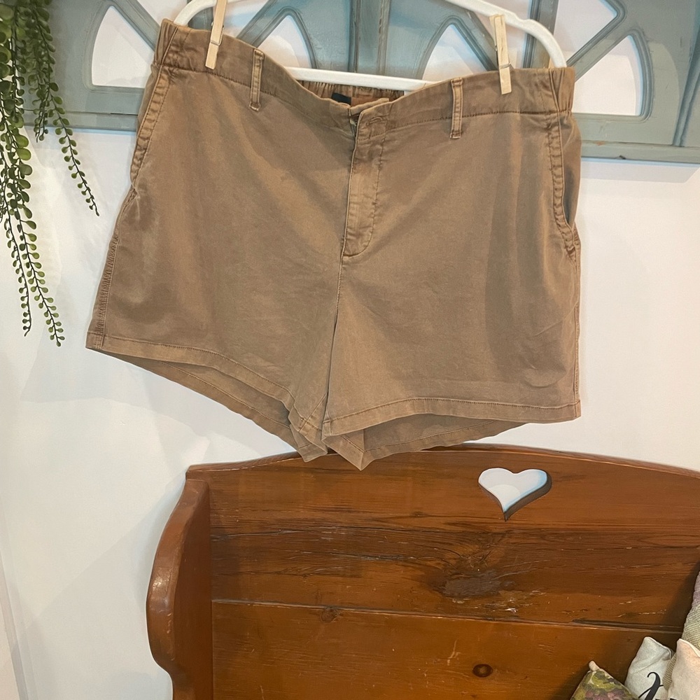 NWT Old Navy shorts in size 2X in brown chino. 98% cotton2% spandex/elastane.